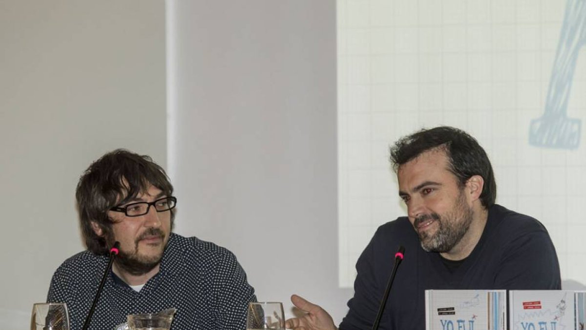 Jorge Díaz y Javier Ikaz (d.) charlaron en el Museo de la Evolución sobre los dos volúmenes de ‘Yo fui a EGB’.-Santi Otero