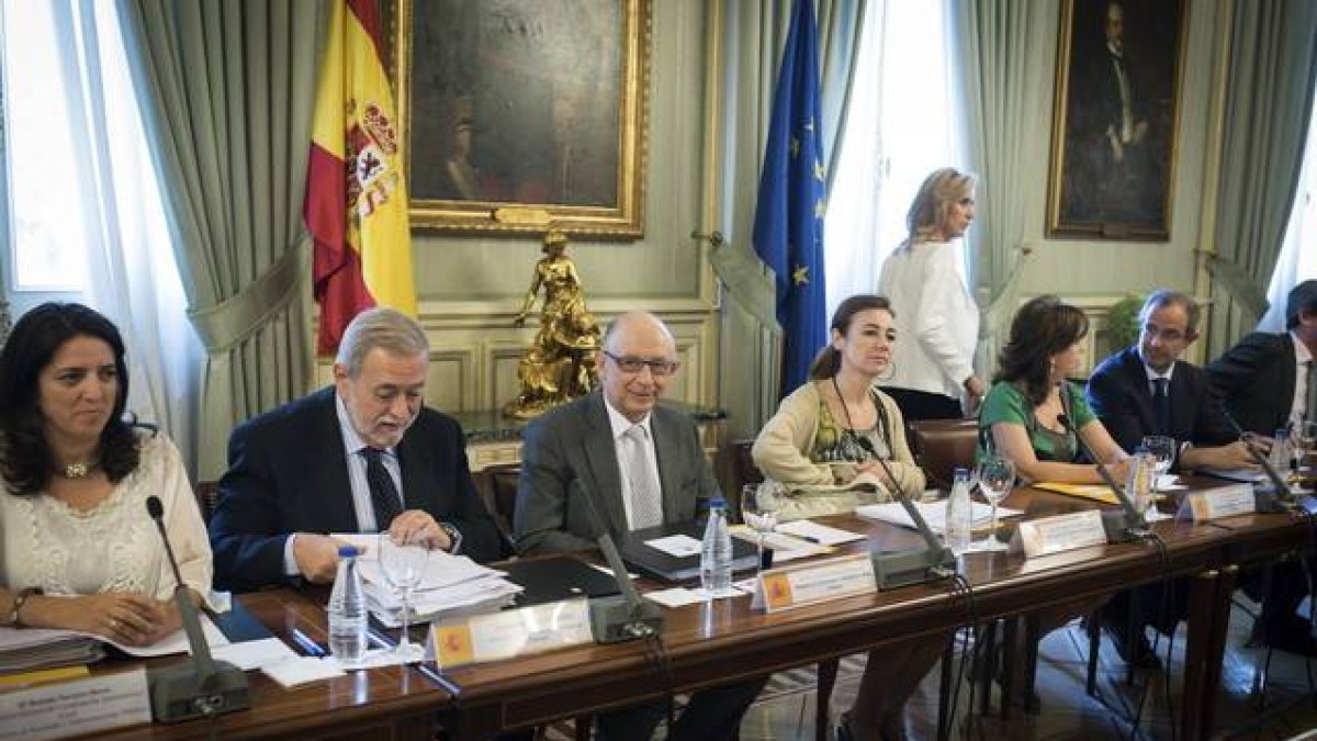 Montoro (centro), junto al secretario de Estado de Administraciones Públicas, Antonio Beteta (segundo por la izquierda), y la secretaria de Estado de Presupuestos, Marta Fernández Currás (cuarta por la izquierda), el pasado día 9.-Foto: EFE/ FERNANDO VILLAR