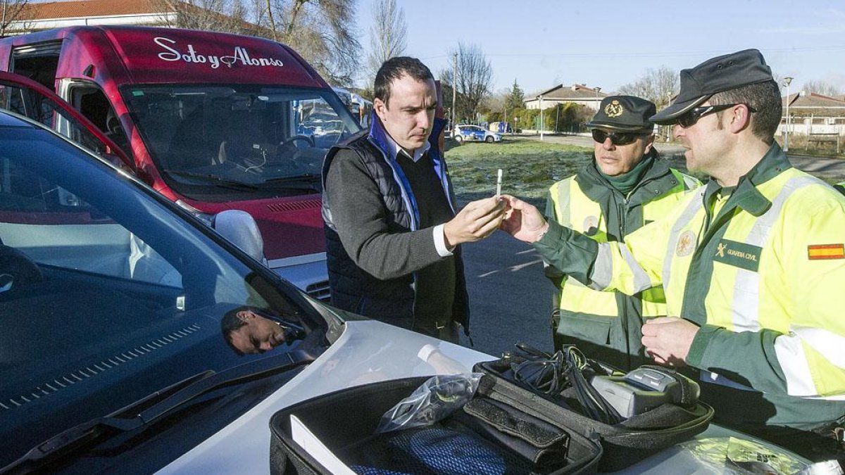 Un conducor de transporte escolar se somete a un control de la Guardia Civil.-ISRAEL L. MURILLO