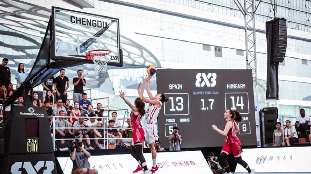 Galerón lanza a canasta en la última acción de los cuartos de final que enfrentó a España conHungría, ayer, en China. FIBA-FIBA