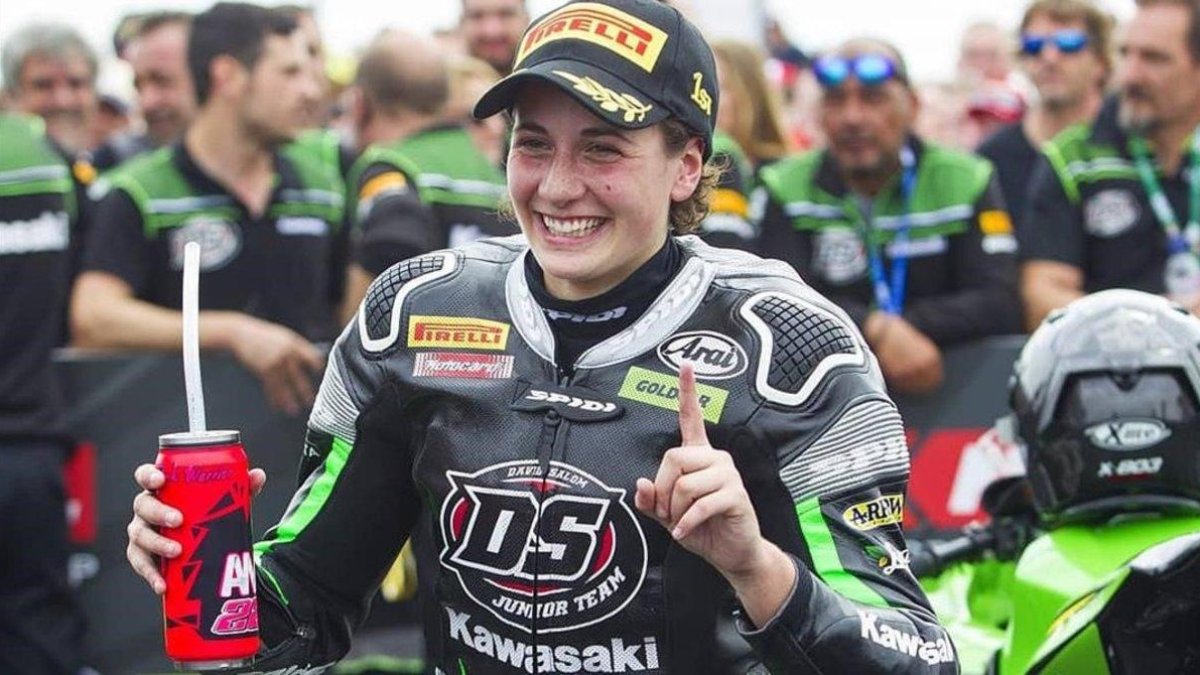Ana Carrasco (Kawasaki), tras una de sus dos victorias de este año en Supersport300.-