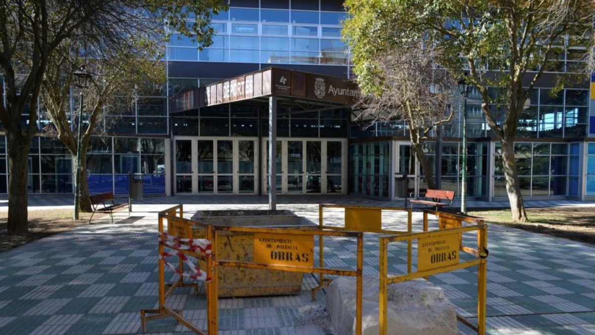 El lugar donde estaba la estatua tras la actuación este lunes de los servicios municipales de Palencia.-A. ÁLVAREZ (EFE)