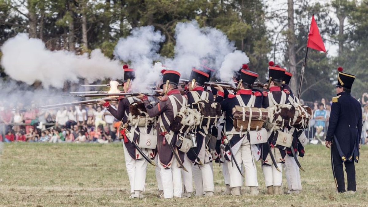 Un grupo de soldados durante la recreación histórica que tuvo lugar en el Castillo este fin de semana.-SANTI OTERO