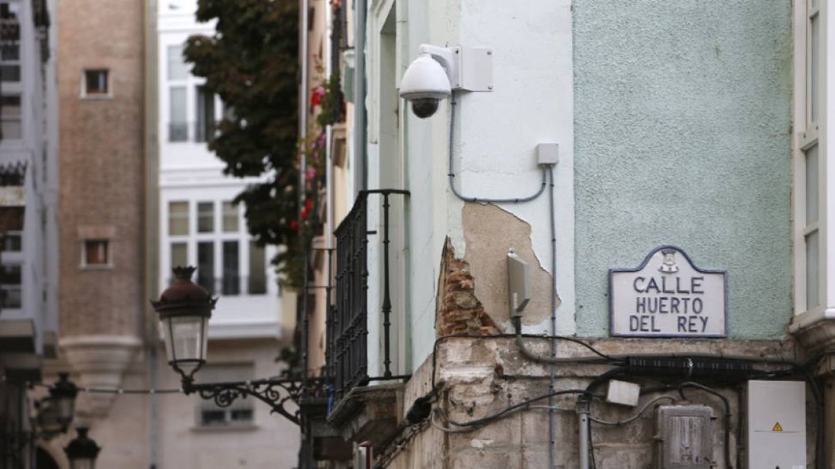 Una de las cámaras de vigilancia instaladas en la calle Huerto del Rey-RAÚL OCHOA