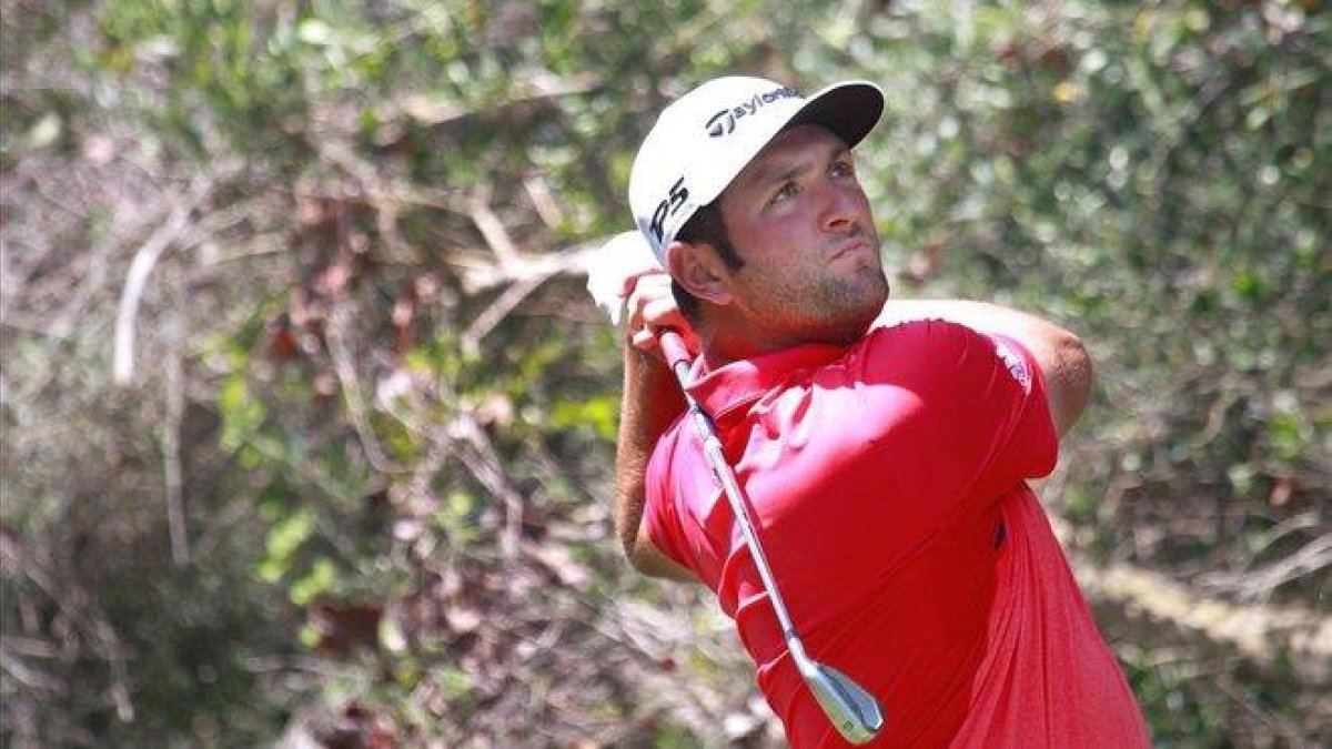 Jon Rahm, en el hoyo 3 de Valderrama.-A. CARRASCO RAGEL (EFE)