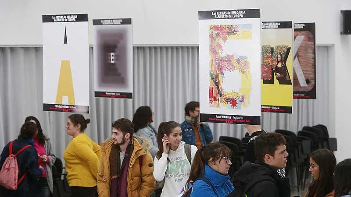 Los treinta carteles cuelgan del techo de la Escuela de Arte hasta el 7 de noviembre.-Raúl Ochoa