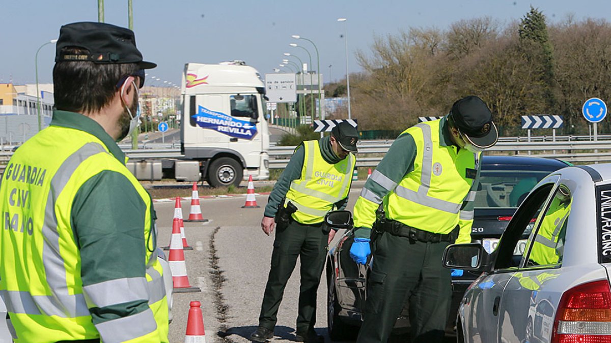 Imagen de un control de la Guardia Civil. RAÚL G. OCHOA
