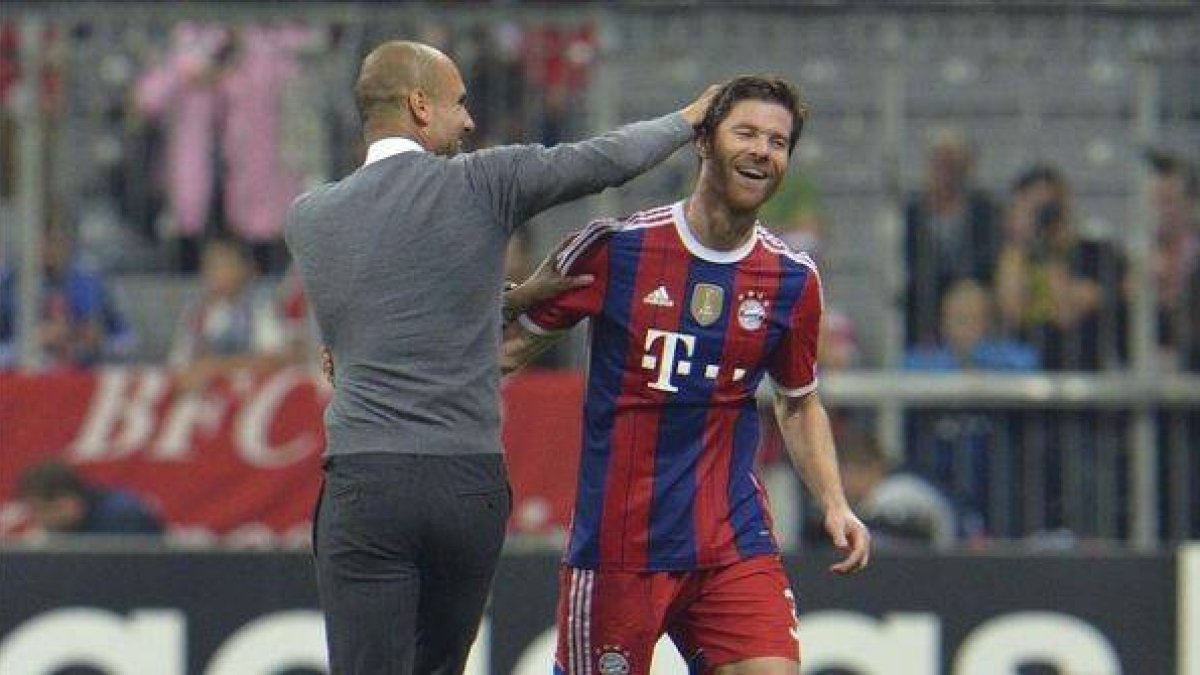 Pep Guardiola felicita a Xabi Alonso en un partido del Bayern.-Foto: AP / KERSTIN JOENSSON