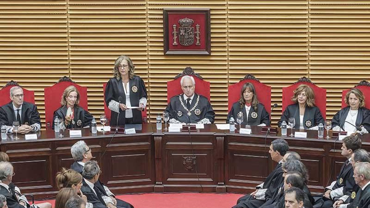 La fiscal superior desglosó la memoria del año antes de que el presidente abriese el año judicial con su discurso.-SANTI OTERO