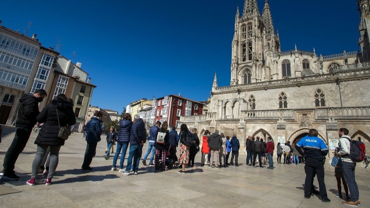 Cola de turistas en la Catedral de Burgos el último día de Semana Santa. TOMÁS ALONSO