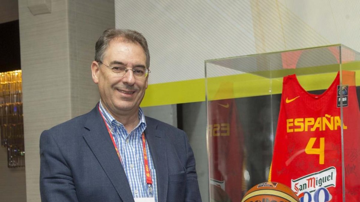 Benavente posa en las instalaciones de la FEB durante una Asamblea General.-FEB