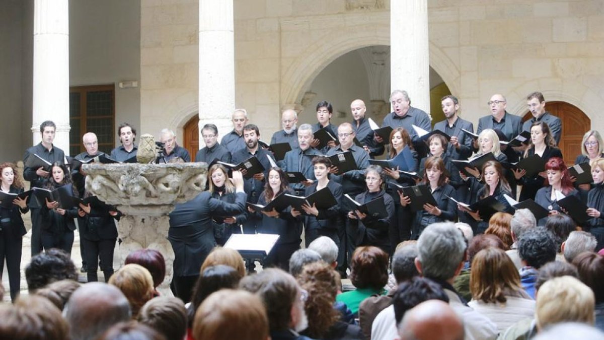 El Coro Universitario, durante su concierto de fin de curso el pasado mes de junio en el Museo de Burgos.-Raúl Ochoa