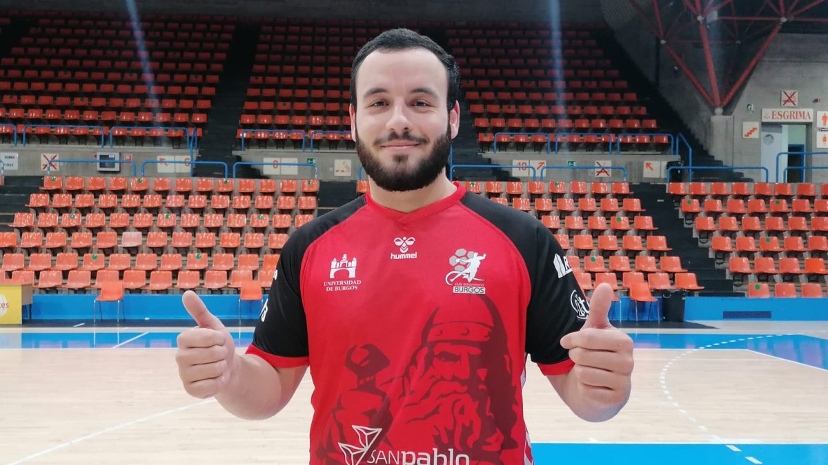 Kevin Lodos posa en El Plantío con la camiseta del UBU San Pablo. UBU SAN PABLO