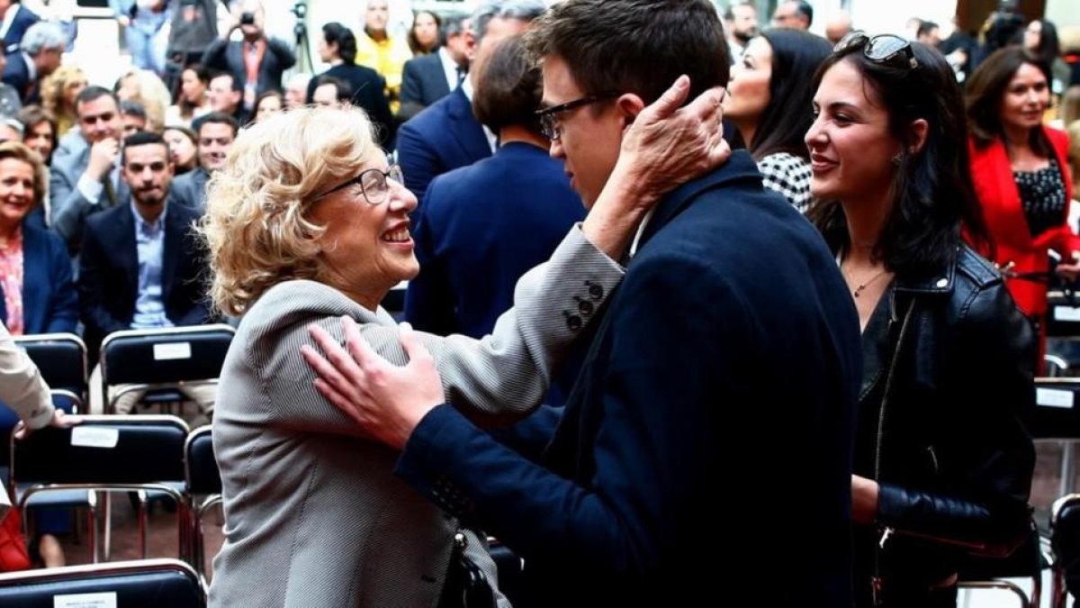 Manuela Carmena saluda a Íñigo Errejón y Rita Maestre en la recepción oficial del 2 de Mayo.-/ JOSÉ LUIS ROCA