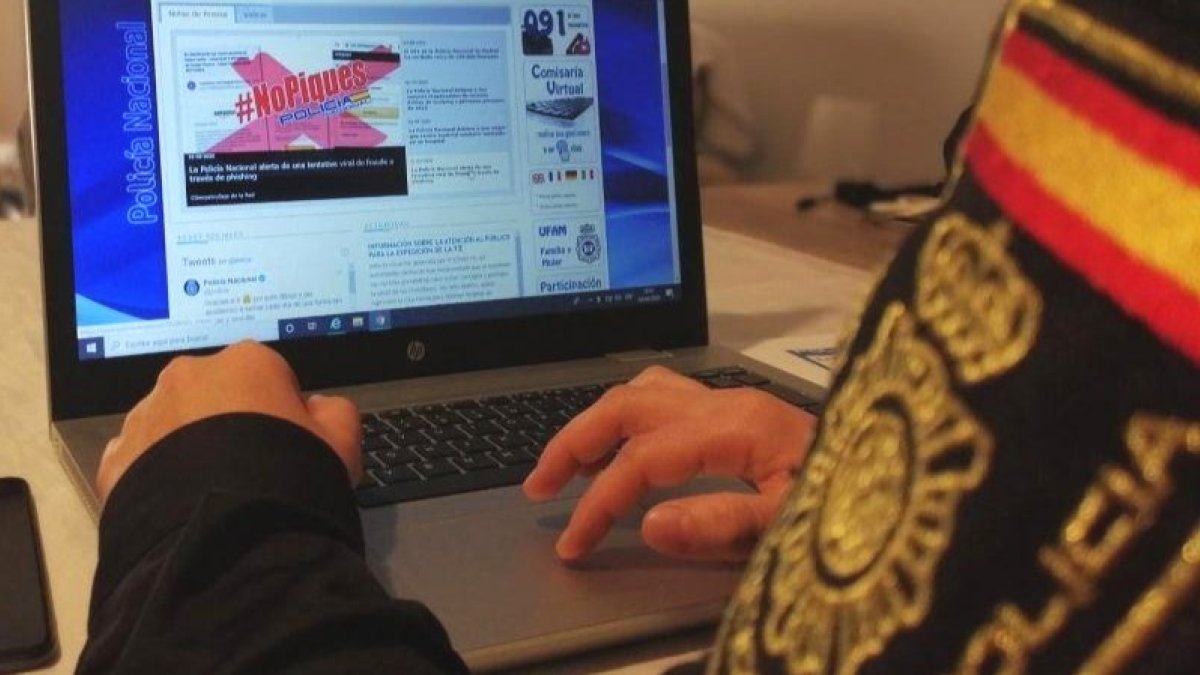 La Policía Nacional investiga el aumento de estafas por internet denunciadas en la Ribera.