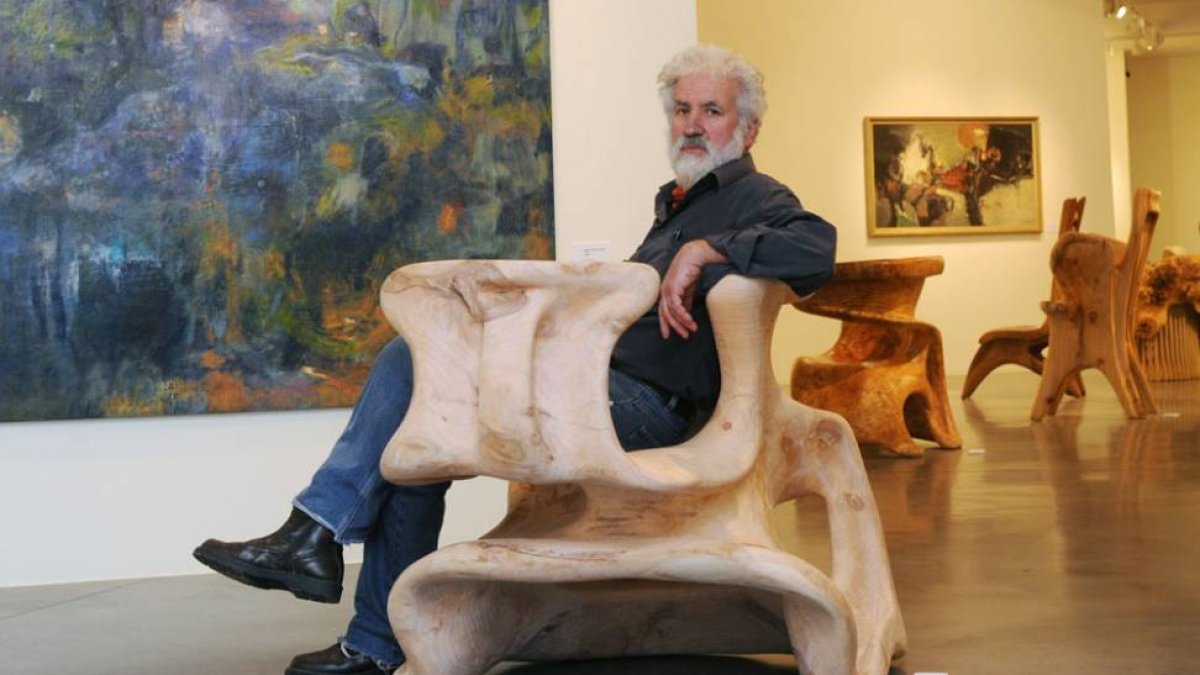 Carlos Armiño, sentado en una de sus creaciones, en la exposición que realizó el pasado mes de octubre en la Sala Círculo Central.-Israel L. Murillo