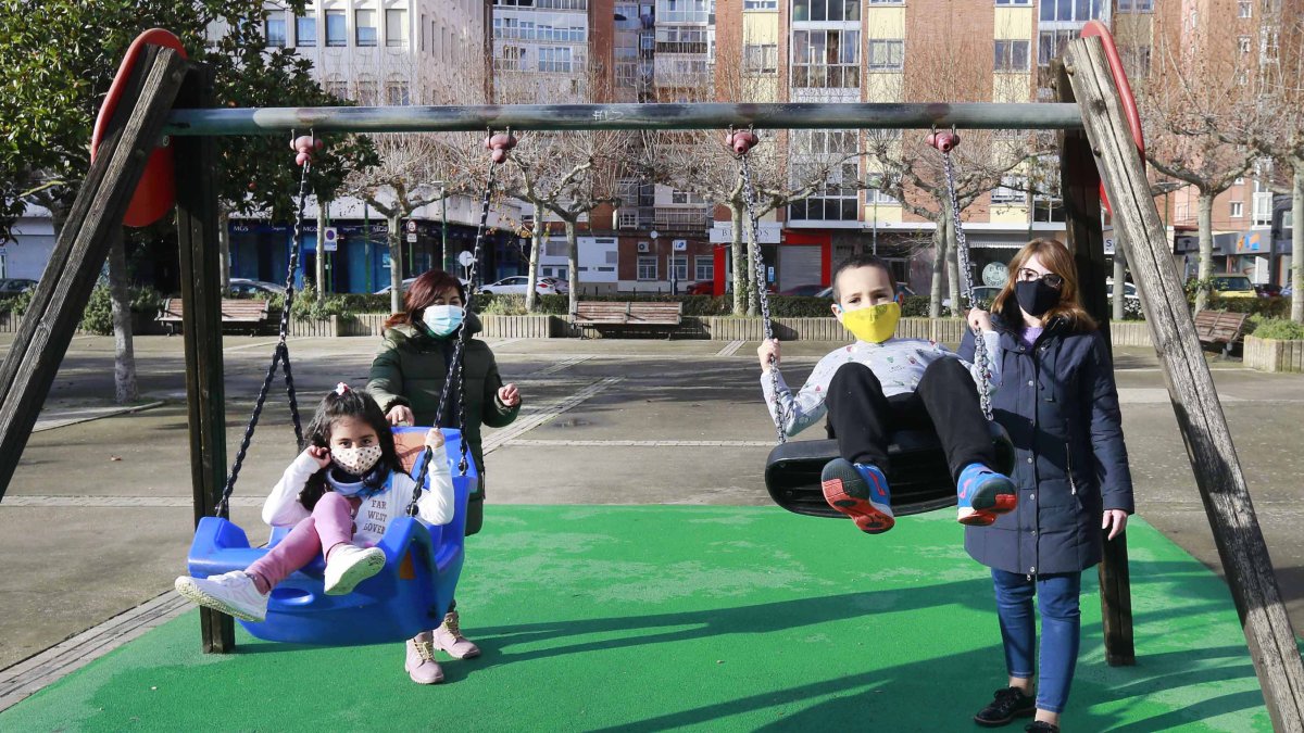 Los parques infantiles han vuelto a abrir después de tres meses cerrados. I. L. M.