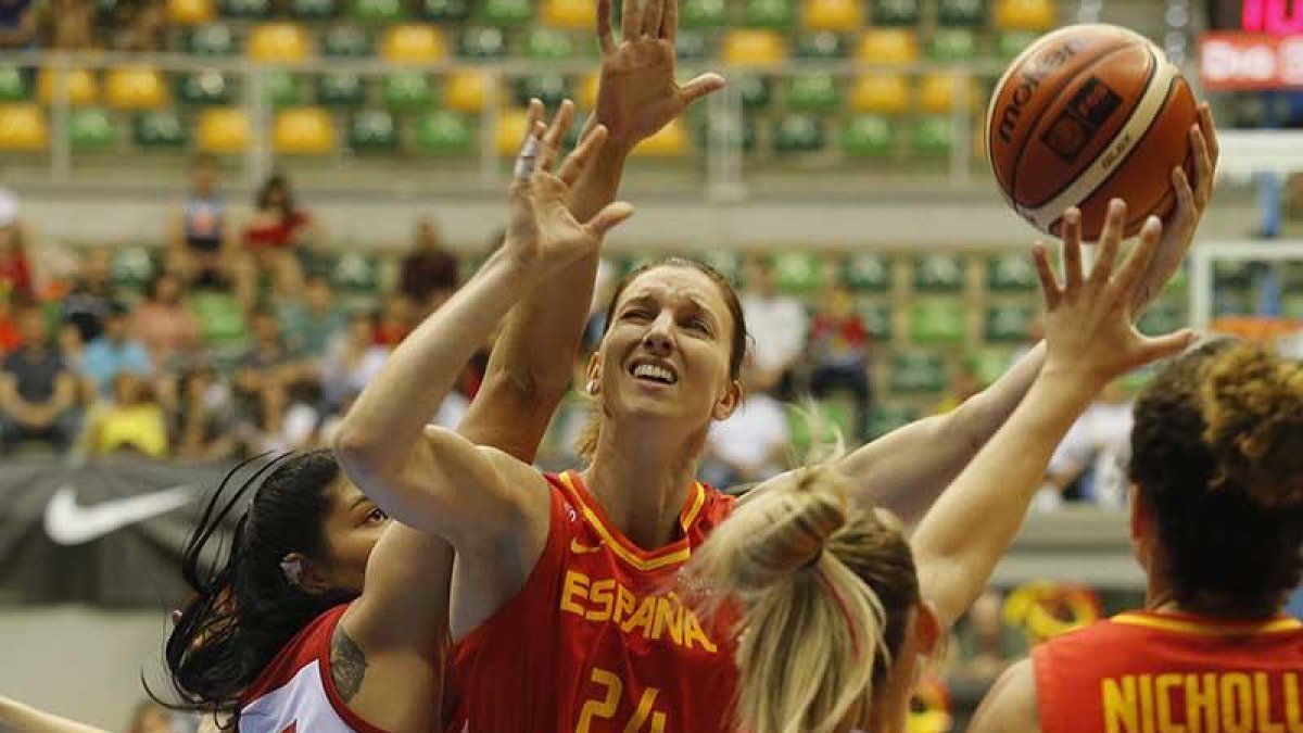 Laura Gil lanza a canasta entre las turcas Senyürek y Köksal, ayer.-SANTI OTERO