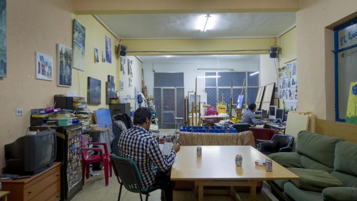 Imagen del interio de un local ubicado en los bajos de un edificio.-ISRAEL L. MURILLO