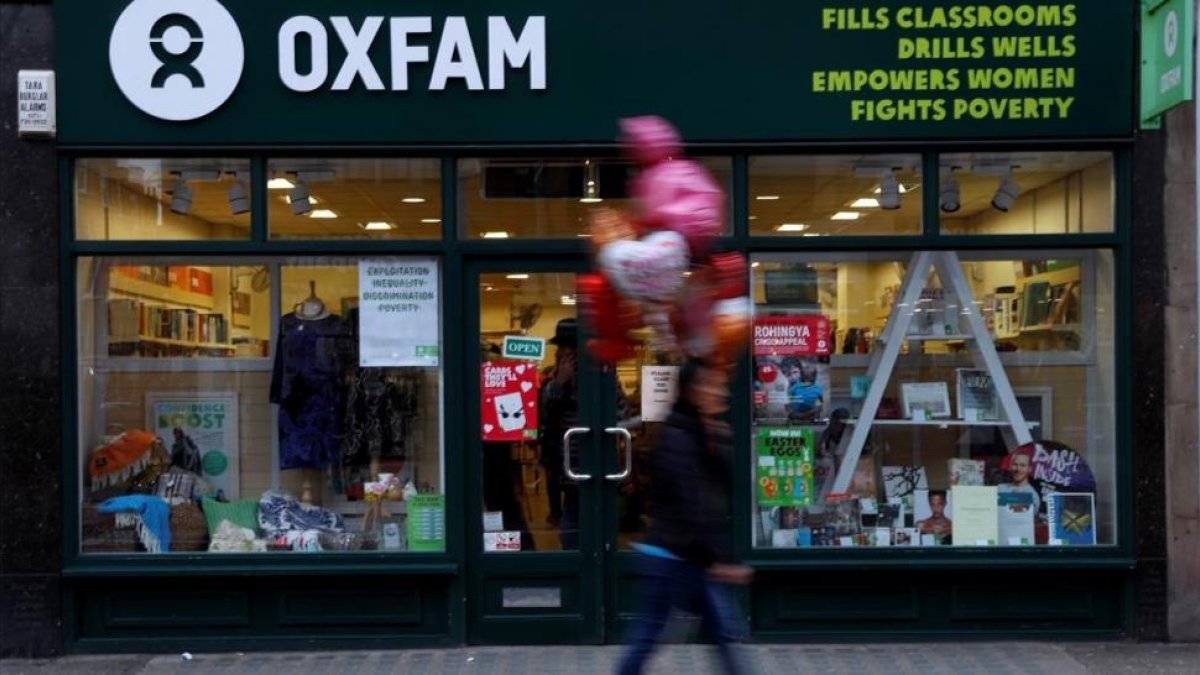 Un peatón pasa por delante de una tienda de Oxfam, en Londres, el 12 de febrero.-/ REUTERS / PETER NICHOLLS