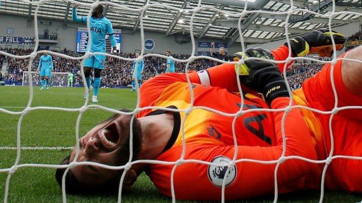 Lloris, en la desafortunada acción que le costó una grave lesión y el primer gol del Brighton.-