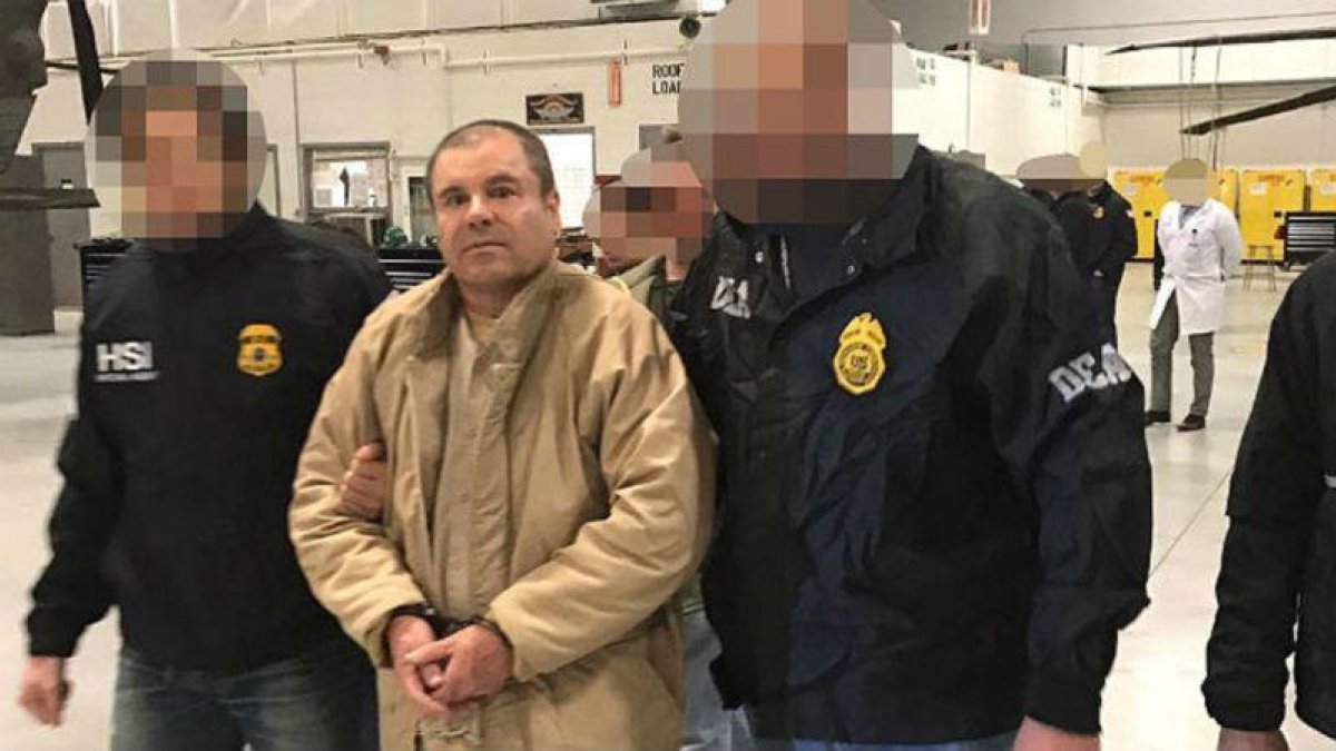 El 'Chapo' Guzman, escoltado por agentes federales, a última hora del jueves.-AFP