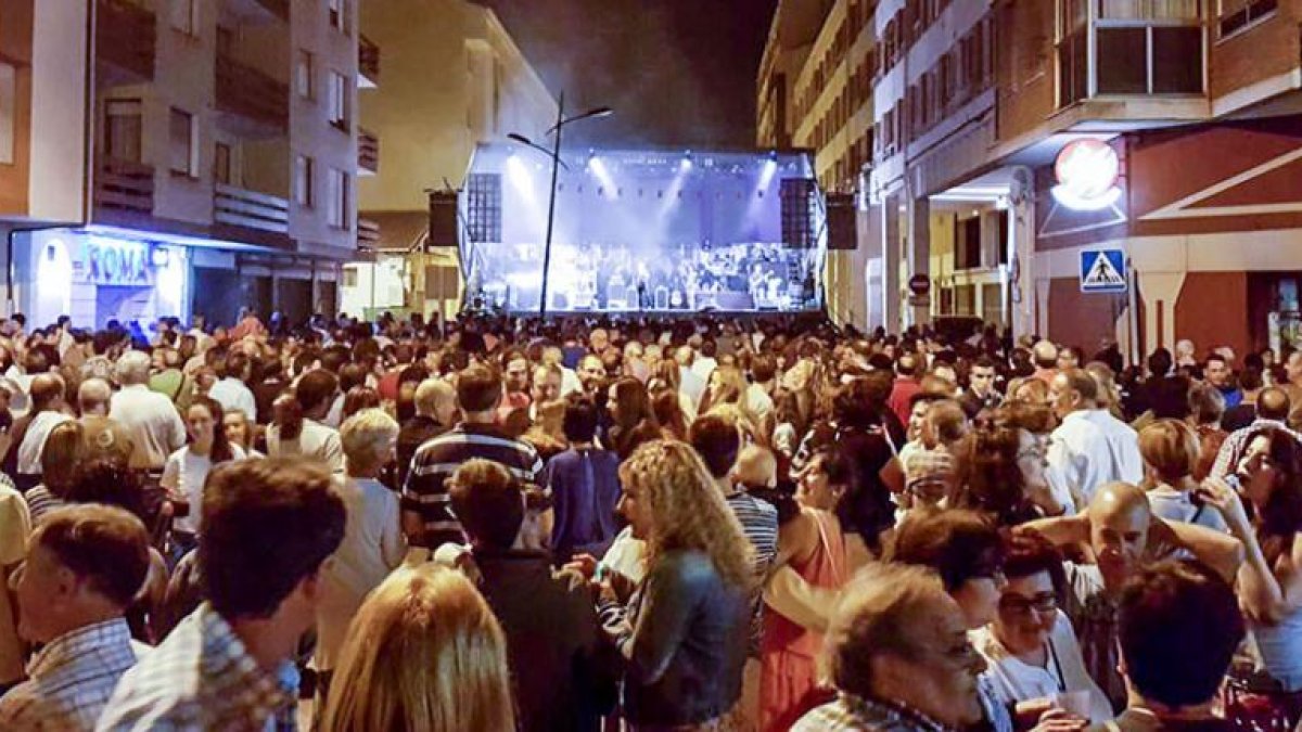 Las verbenas nocturnas en Villarcayo han abarrotado más si cabe las calles de la localidad.-ECB