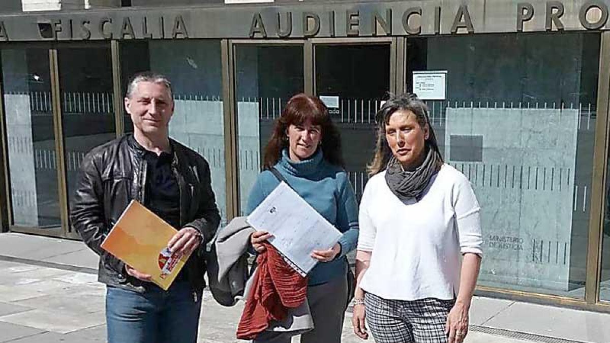 Hernández, Íñiguez y Cristóbal Sanz, ayer frente a la Audiencia.-RAÚL G. OCHOA
