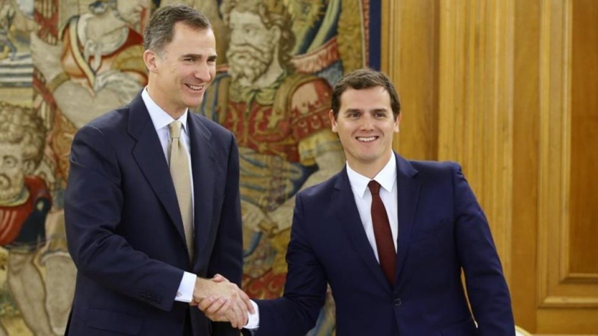 El líder de Ciudadanos, Albert Rivera, con el Rey en la tercera ronda de conversaciones sobre la investidura-ANGEL DÍAZ / EFE POOL
