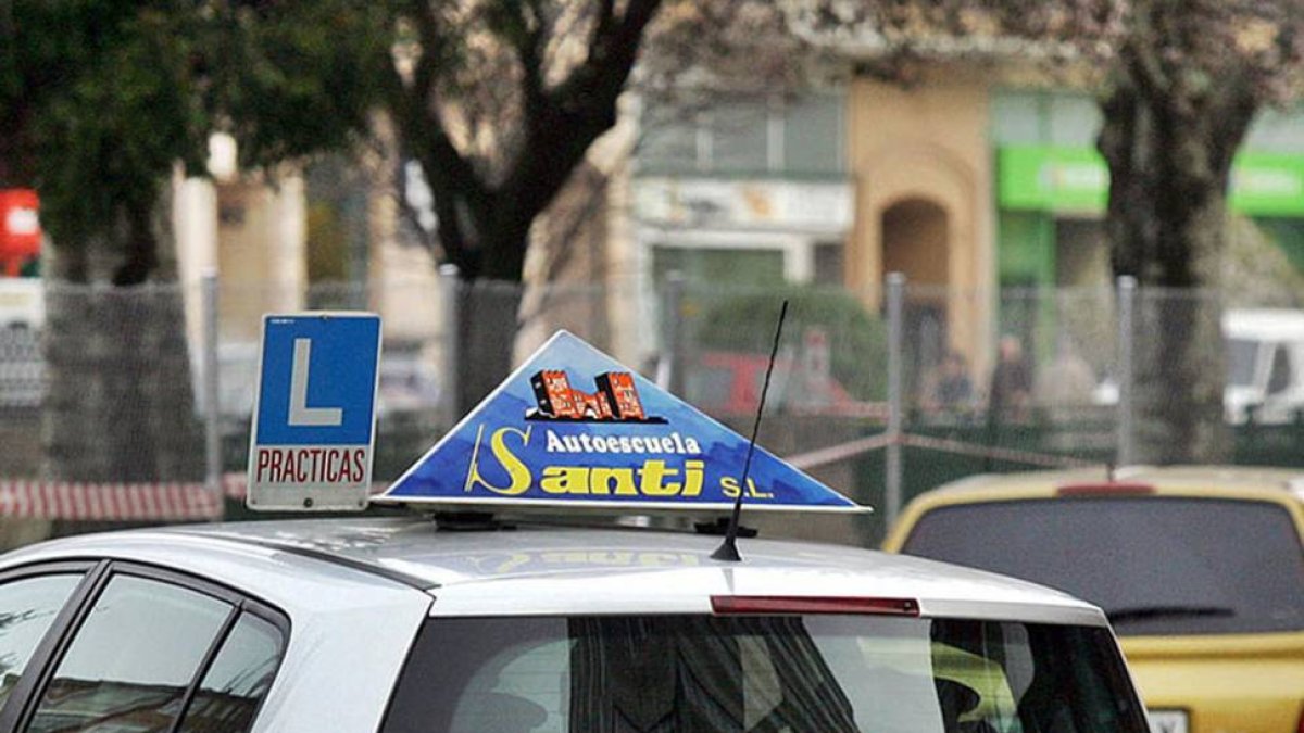 El coste medio de la matrícula en la autoesceuela ronda los 150 euros.-SANTI OTERO