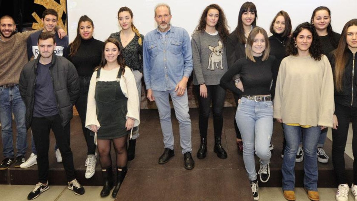 En el centro Villar junto a los participantes de los cuatro proyectos instantes previos a presentarlos en La Estación.-ISRAEL L. MURILLO