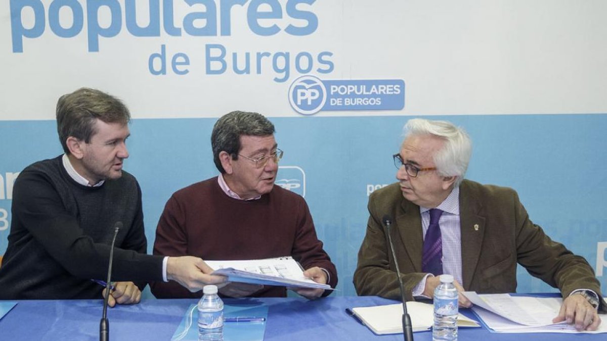 Javier Lacalle y César Rico, ayer, al inicio de la junta directiva del PP.-SANTI OTERO