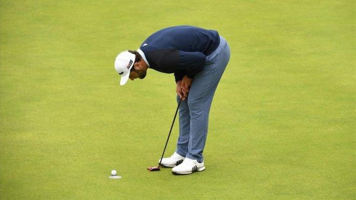 Rahm observa incrédulo lo cerca que se quedó su ‘putt’ en el hoyo 18.-AFP