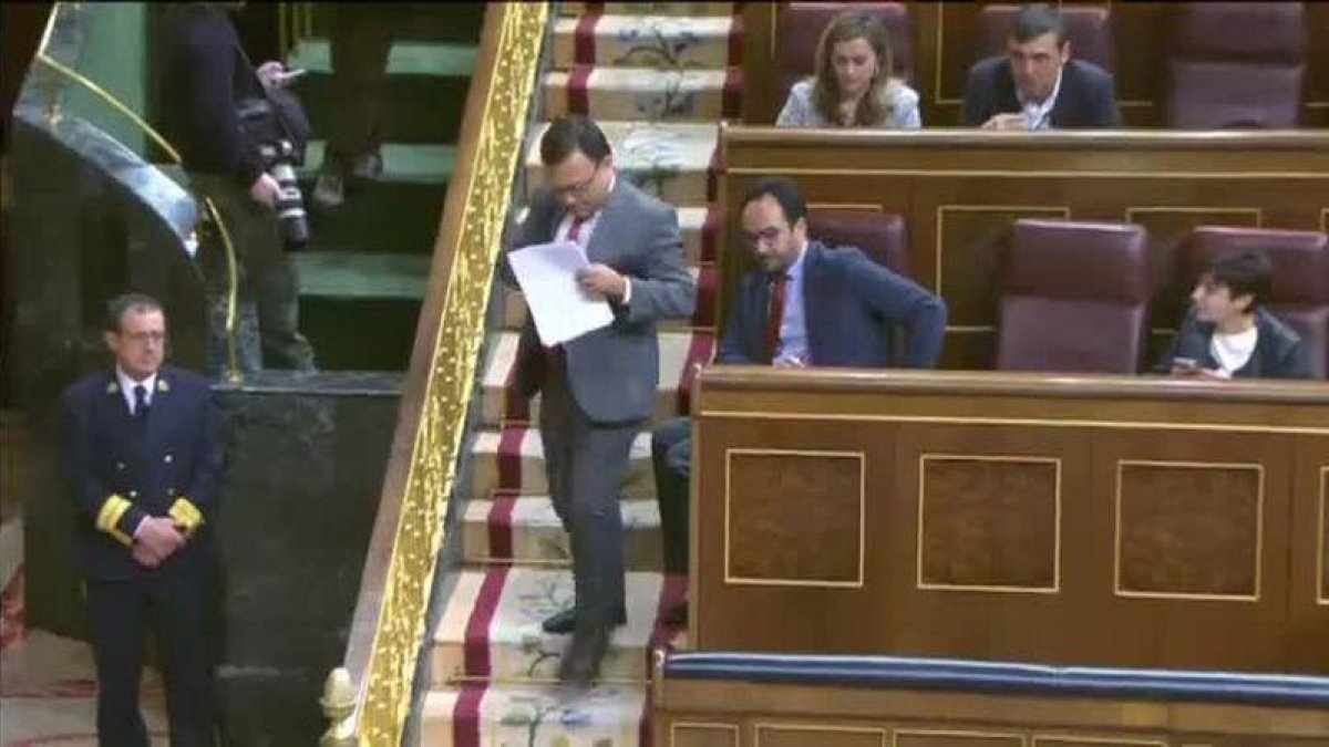 En la tribuna, un diputado del PSOE que pone en la diana al portavoz adjunto de ERC.
