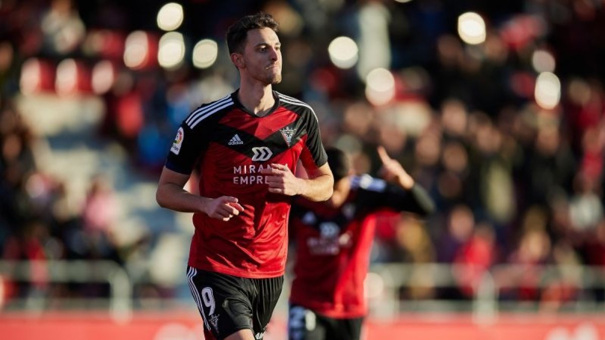 El bigoleador de la tarde celebra uno de sus tantos en Adnuva. LaLiga