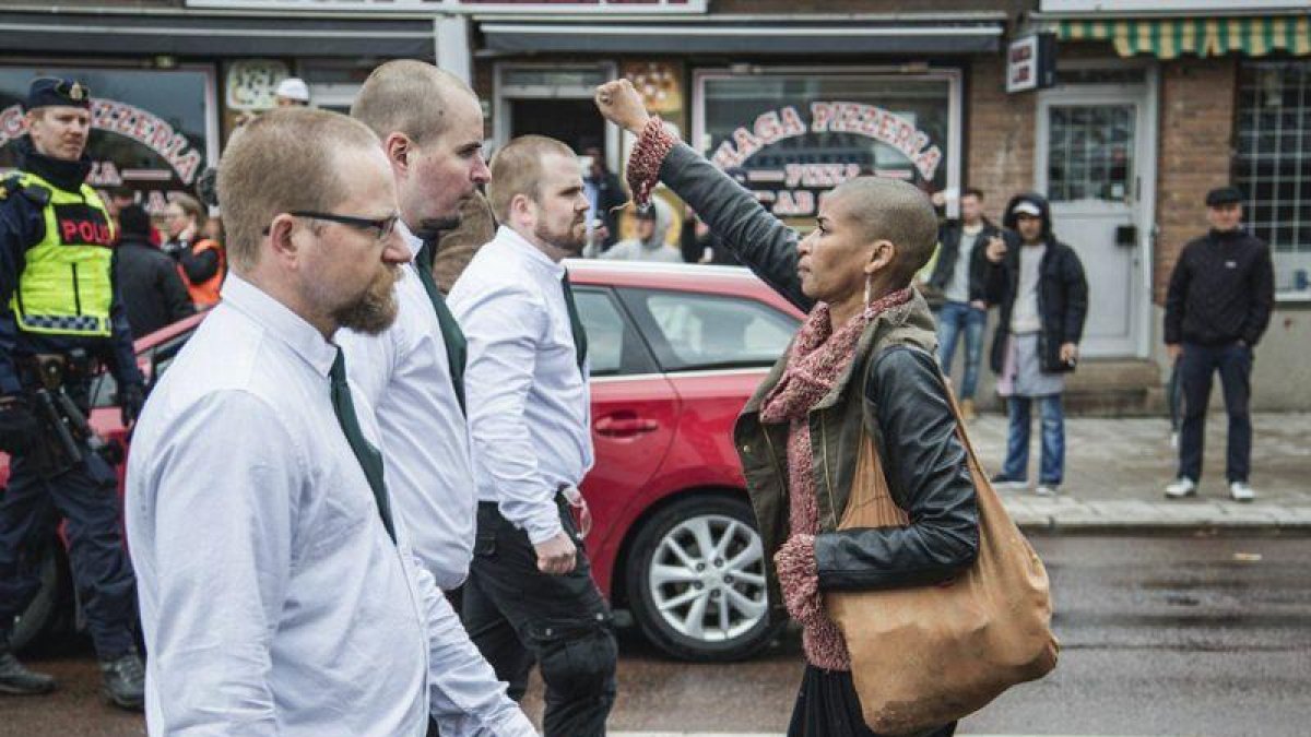 El desafío de Tess Asplund a los neonazis el 1º de mayo en Suecia.-DAVID LAGERLOF/ ATT NEWS AGENCY