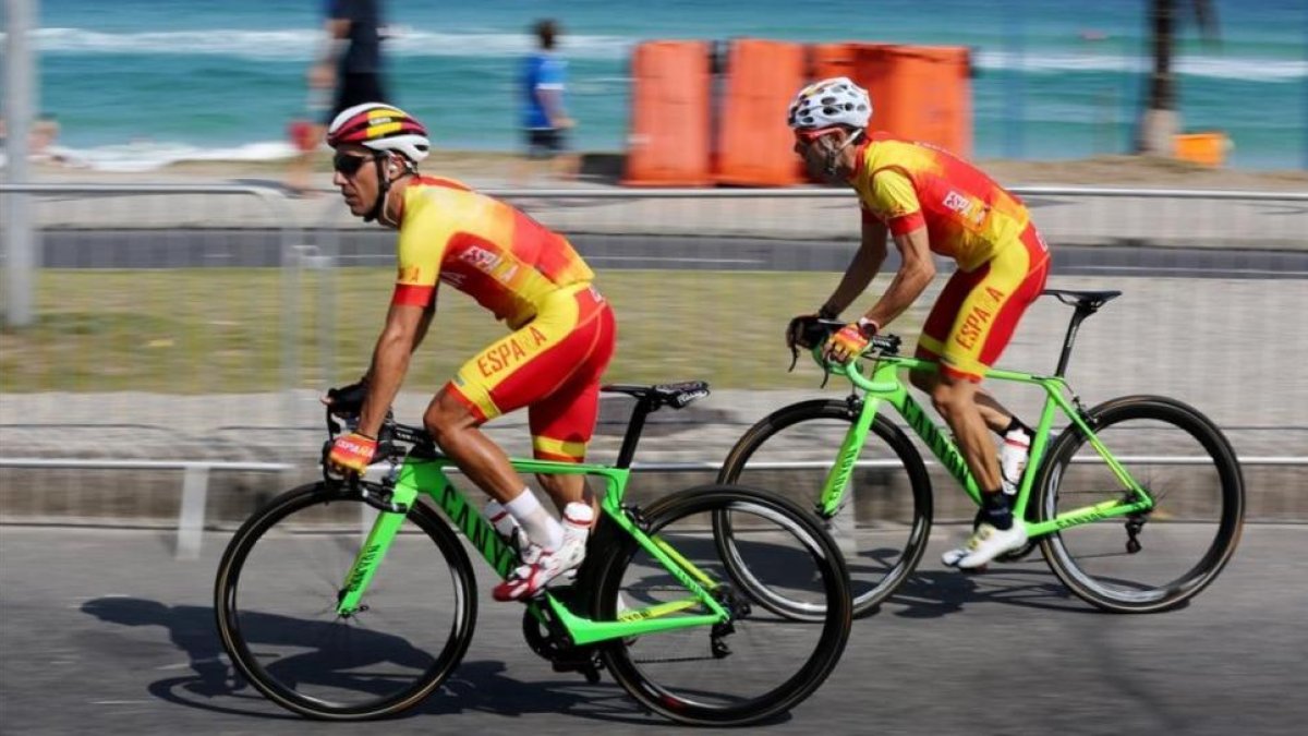 Purito y Valverde, en pleno entrenamiento por el circuito de la prueba olímpica de ciclismo de carretera.-EFE / LEONARDO MUÑOZ