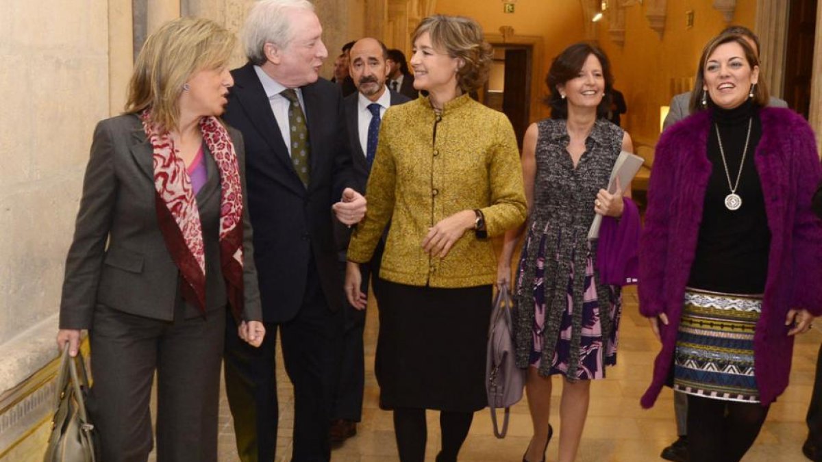 En el centro, la ministra de Agricultura y Medio Ambiente con el resto de autoridades.-ICAL