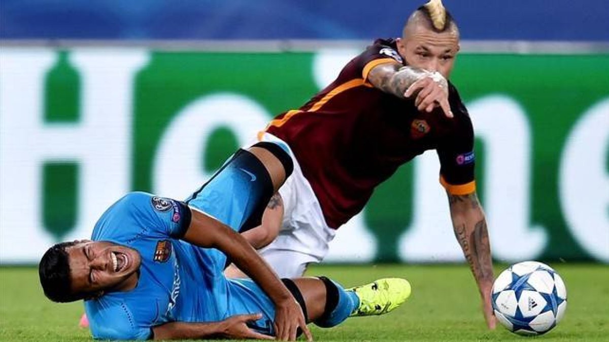 Rafinha, dolorido, tras la entrada de Nainggolan.-AFP