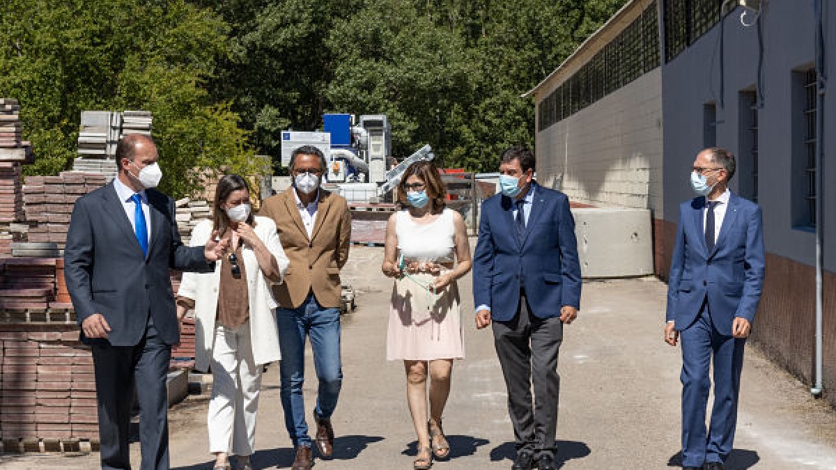 Carlos Fernández Carriedo recorrió ayer las instalaciones de Blasgon el compañía de sus responsables y las autoridades locales. L. VELÁZQUEZ
