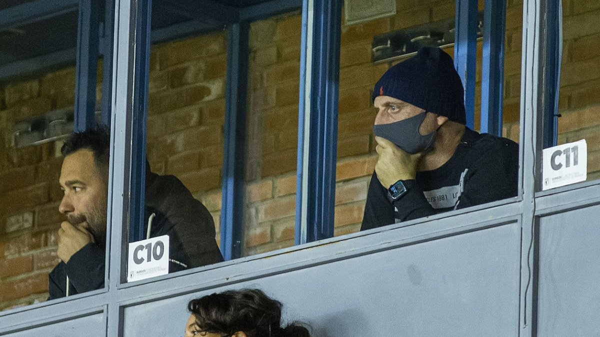 Calero -a la derecha- siguió el partido desde una de las cabinas de prensa. SANTI OTERO