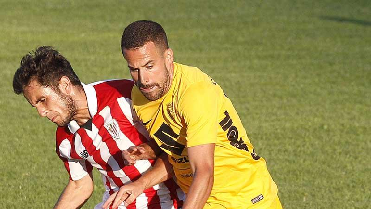 Goti pugna con un jugador del Athletic B durante la pretemporada.-SANTI OTERO