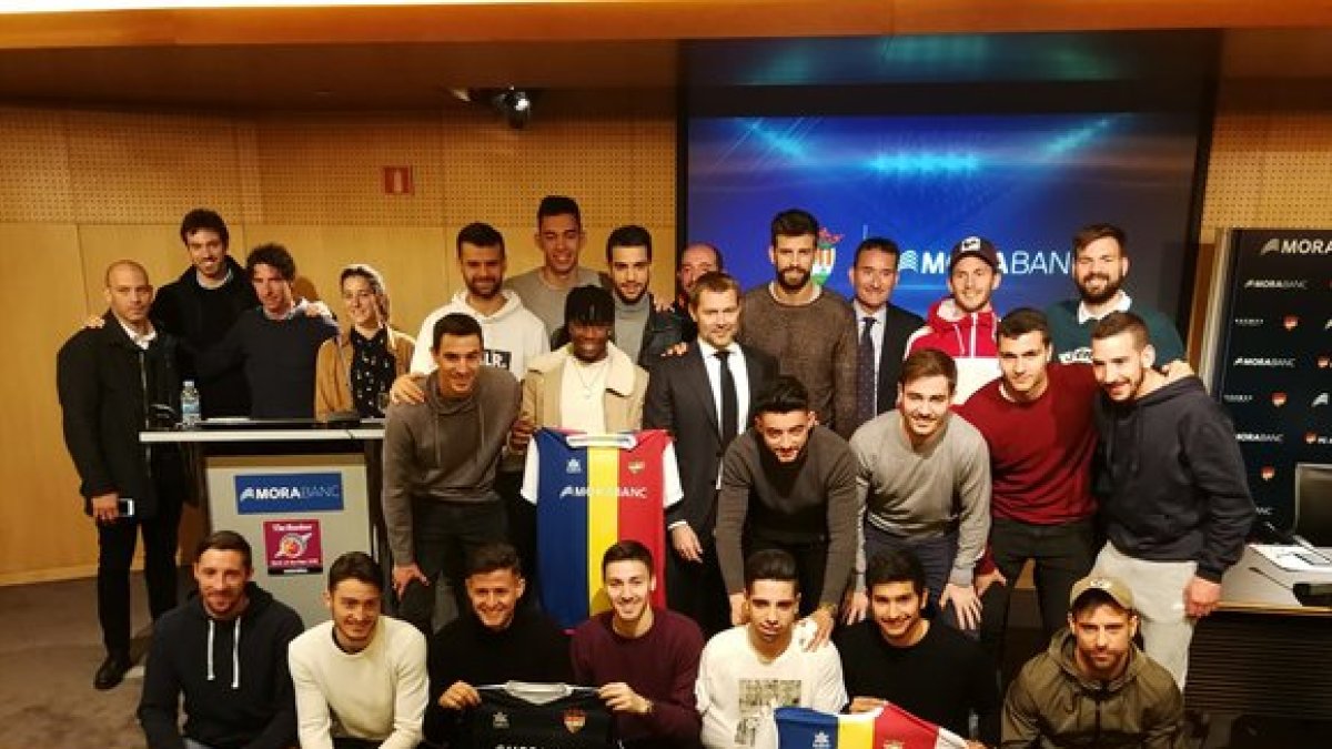 Gerard Piqué posa con los jugadores y colaboradores del FC Andorra, en Andorra la Vella.-ANNA RIBAS / EL PERIÓDIC D'ANDORRA