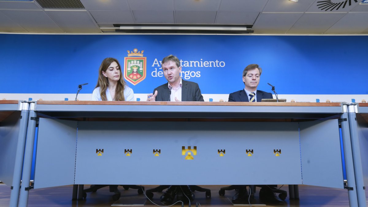Carolina Álvarez, Javier Lacalle y César Barriada en la comparecencia de ayer en la sala de prensa. RAÚL G. OCHOA