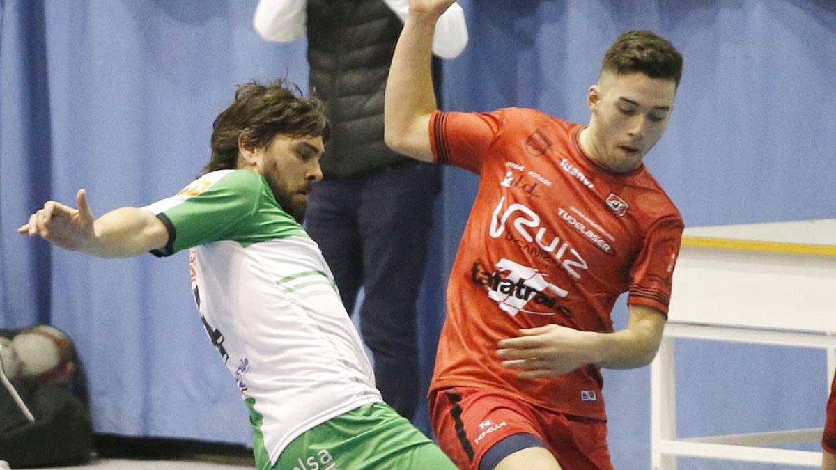 Santi Esparza lucha por un balón. SANTI OTERO