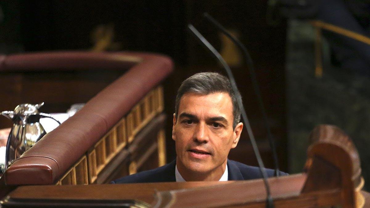 Sánchez se dirige al estrado, este lunes.-DAVID CASTRO