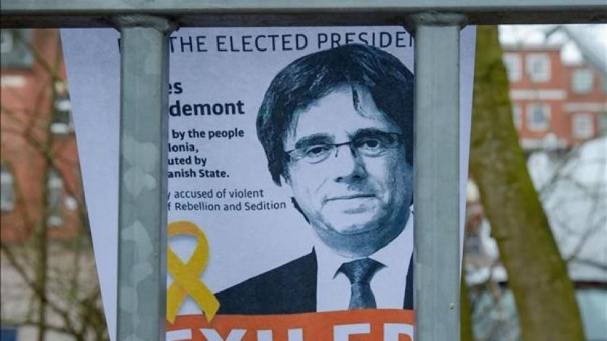 Cartel de apoyo a Carles Puigdemont en la entrada de la prisión de Neumünster-/ AFP / AXEL HEIMKEN