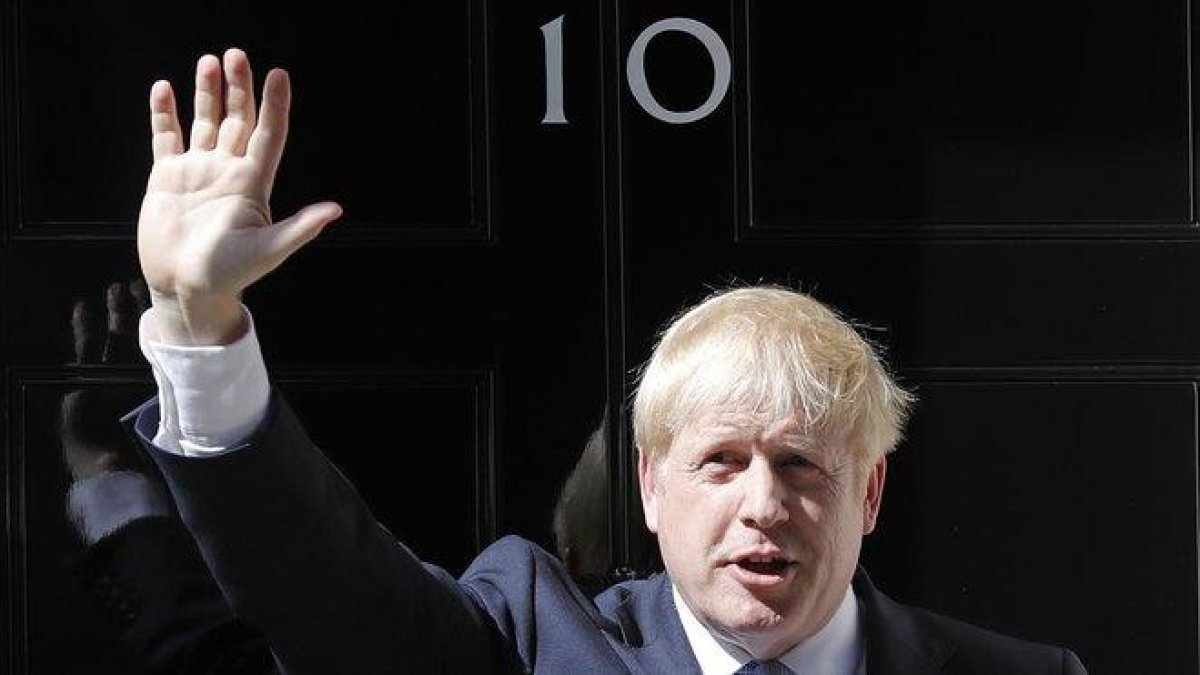 El nuevo primer ministro británico, Boris Johnson, saluda en la puerta del 10 de Downing Street, este miércoles.-FRANK AUGSTEIN (AP)