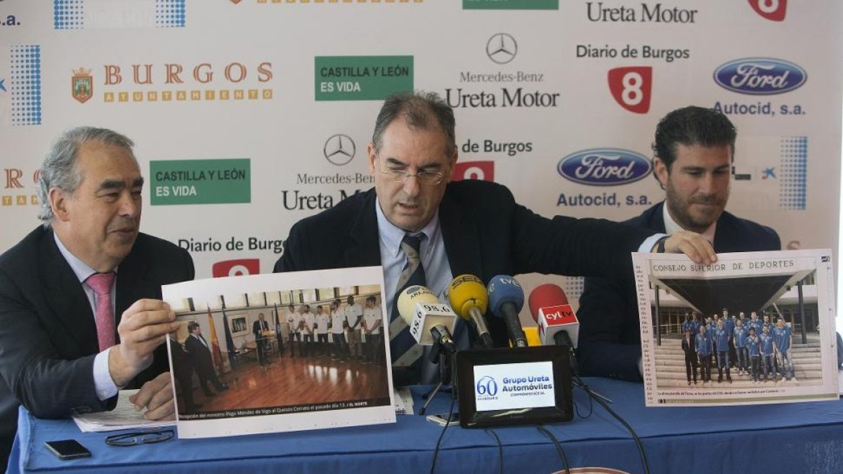 Fernando Andrés y Miguel Ángel Benavente muestran en dos fotos la diferencia de trato recibido por el CSD, en presencia del abogado David García, ayer.-RAÚL OCHOA