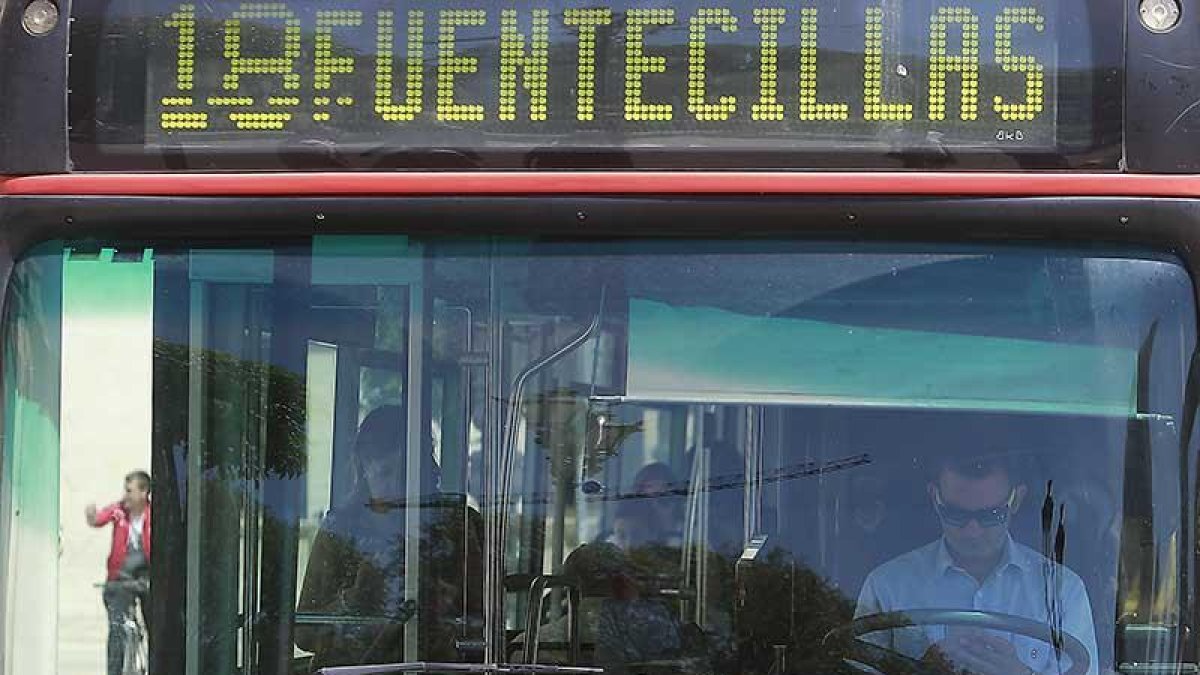 La flota de autobuses pasará de una antigüedad media de 13 años a cinco años.-RAÚL G. OCHOA